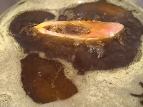 菜籽油的泡沫特别多，但是很香
煎鱼炒青菜或者做辣椒酱非常适合