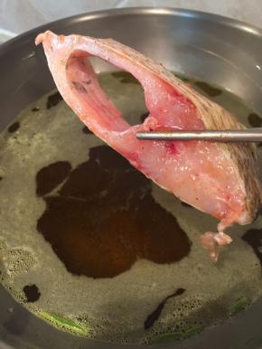 依次放入所有鱼块，油温冒泡了之后把煤气关小火