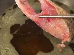 依次放入所有鱼块，油温冒泡了之后把煤气关小火