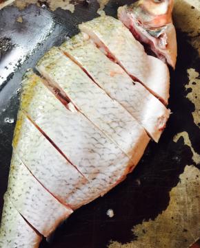 鳊鱼洗净去鳞去内脏，切块