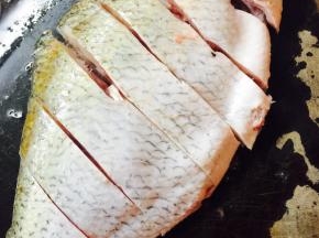 鳊鱼洗净去鳞去内脏，切块