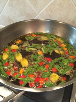 放入葱段炸一会儿