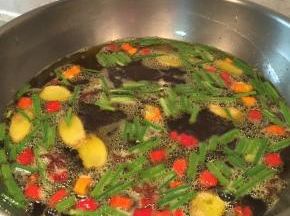 放入葱段炸一会儿