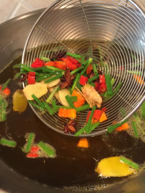 捞出除生姜以外的所有香料