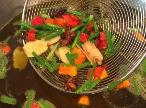 捞出除生姜以外的所有香料