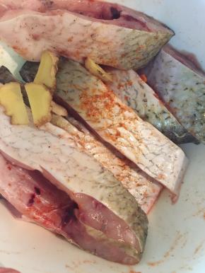 用盐 椒盐和料酒一点点辣椒粉或者奥尔良腌料腌制20分钟以上使鱼肉入味，炸出来味道才好