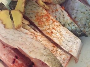 用盐 椒盐和料酒一点点辣椒粉或者奥尔良腌料腌制20分钟以上使鱼肉入味，炸出来味道才好