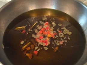 倒入较多的菜籽油加热至7-8成熟，放入姜、八角和切好的红辣椒炸出香味，注意控制火候，油温太高的话辣椒会炸糊