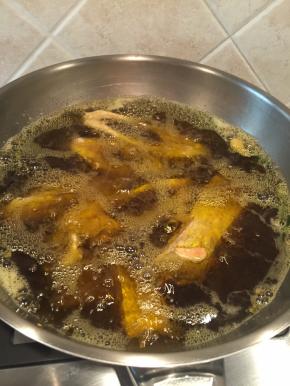 小火炸到鱼块表面金黄（忘记了时间）
鳊鱼肉多，如果选择小白鱼之类的刺较多的鱼就更好吃咯