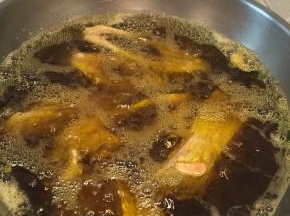 小火炸到鱼块表面金黄（忘记了时间）
鳊鱼肉多，如果选择小白鱼之类的刺较多的鱼就更好吃咯