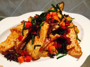 全部捞出锅之后撒上一些椒盐胡椒粉混个粉料，撒上之前捞出来的香料装饰一下