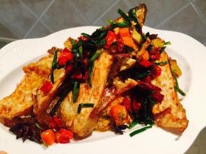 全部捞出锅之后撒上一些椒盐胡椒粉混个粉料，撒上之前捞出来的香料装饰一下