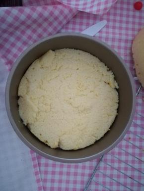 八寸活底蛋糕模放一片切好的戚风蛋糕，备用。