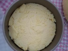 八寸活底蛋糕模放一片切好的戚风蛋糕，备用。