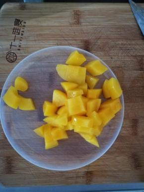 黄桃罐头取三分之一的黄桃切成小块。剩下的黄桃用破壁机打成果泥。
