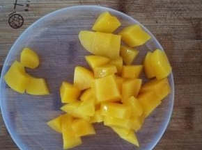 黄桃罐头取三分之一的黄桃切成小块。剩下的黄桃用破壁机打成果泥。