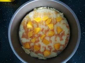 蛋糕坯上撒上一点黄桃块。备用。接下来做慕斯层。