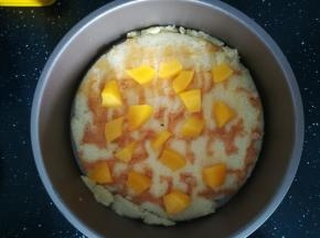 蛋糕坯上撒上一点黄桃块。备用。接下来做慕斯层。