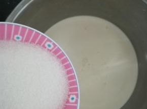 把白砂糖全部倒入奶油里。