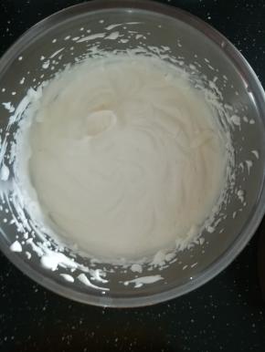 快速打发，至奶油有纹路即可。