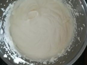 快速打发，至奶油有纹路即可。