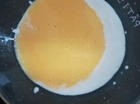 黄桃果泥倒入酸奶中。搅拌均匀。