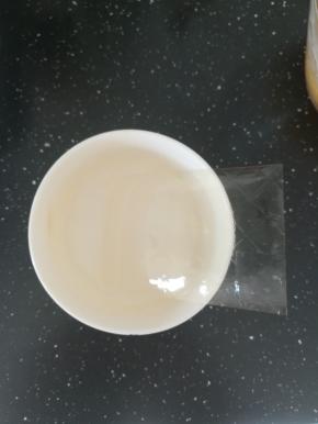 吉利丁片，凉水泡软，倒去多余的水。