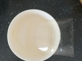 吉利丁片，凉水泡软，倒去多余的水。