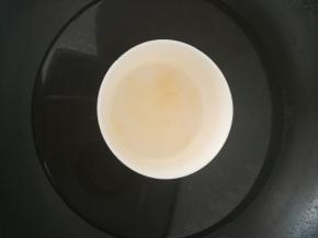 隔水融化吉利丁片。