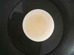 隔水融化吉利丁片。