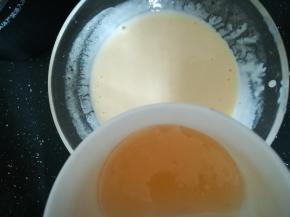 融化好的吉利丁片倒入酸奶糊中。