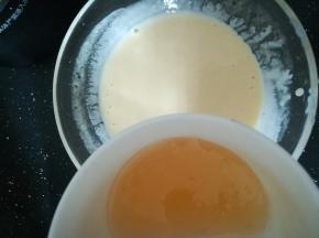 融化好的吉利丁片倒入酸奶糊中。