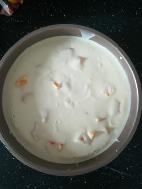 倒入剩下的慕斯糊。震一震，放入冰箱冷藏一个小时。