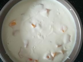 倒入剩下的慕斯糊。震一震，放入冰箱冷藏一个小时。