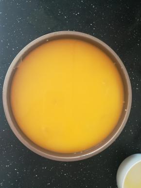 把黄桃果泥倒入凝固的慕斯上，放入冰箱冷藏一夜即可。