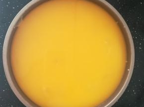 把黄桃果泥倒入凝固的慕斯上，放入冰箱冷藏一夜即可。