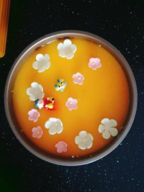 用一些巧克力糖花和翻糖小人装饰。