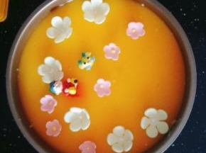 用一些巧克力糖花和翻糖小人装饰。