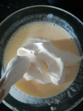 搅拌好的酸奶糊中分次加入打发的奶油，搅拌均匀至光滑。