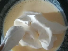 搅拌好的酸奶糊中分次加入打发的奶油，搅拌均匀至光滑。