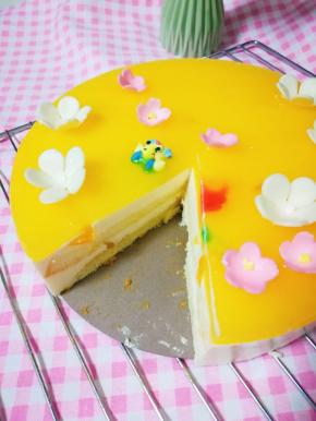 双层戚风，还是黄桃果肉。