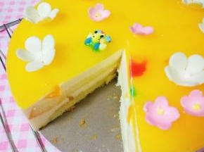 双层戚风，还是黄桃果肉。