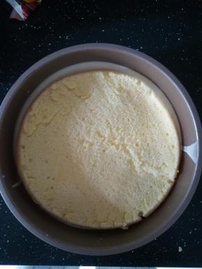 再放上一层戚风蛋糕坯。