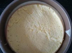 再放上一层戚风蛋糕坯。