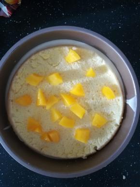 撒上一层黄桃块