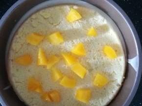 撒上一层黄桃块