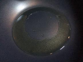 热锅倒油烧至八成热。