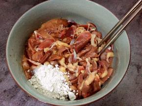 将鸡杂切好加入适量花椒油、料酒、生抽、淀粉拌匀。