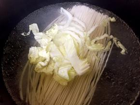 水烧开放入面条和白菜煮熟。