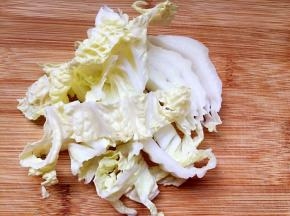 白菜切小段。